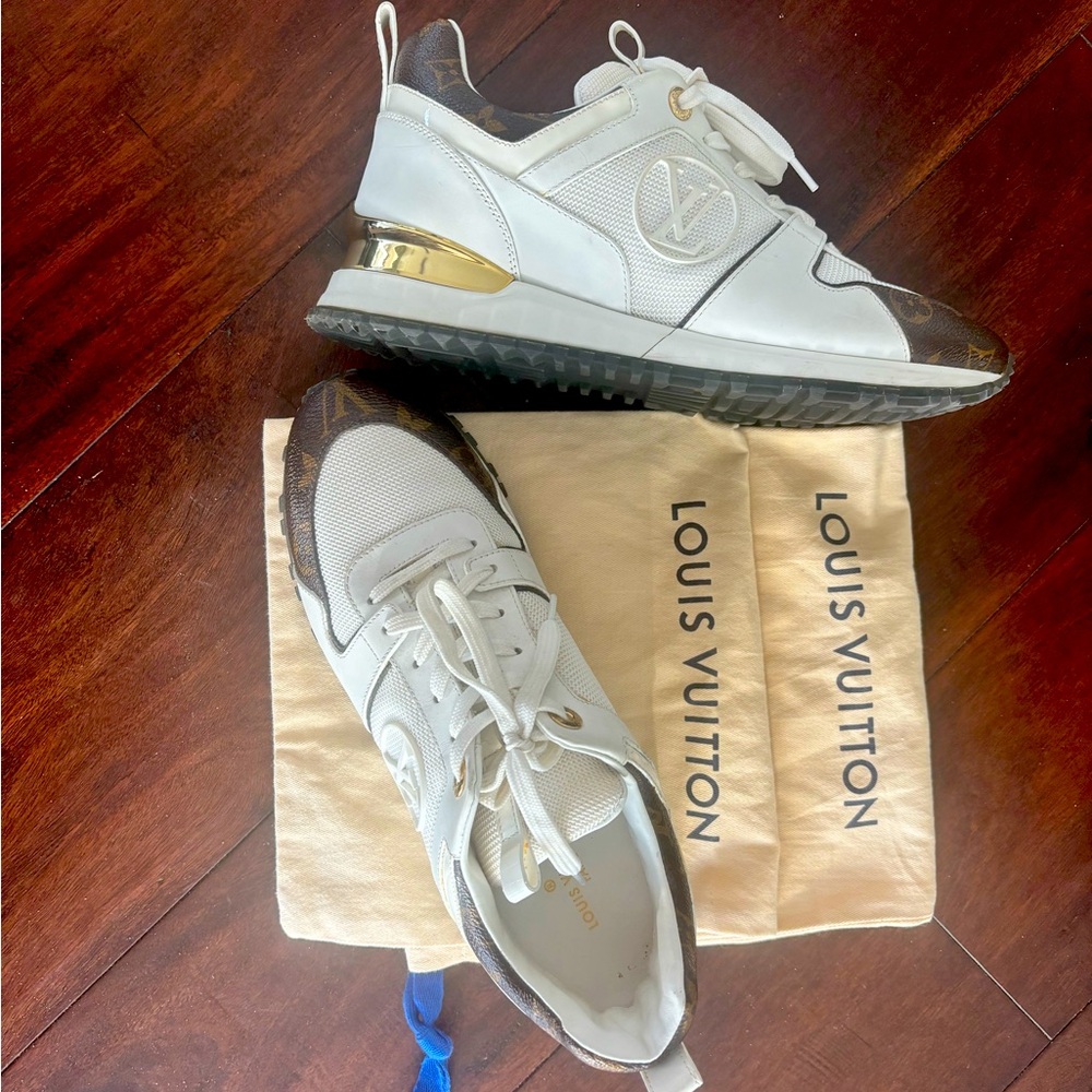 Authentic Louis Vuitton Run Away Sneakers size 39/ US 9